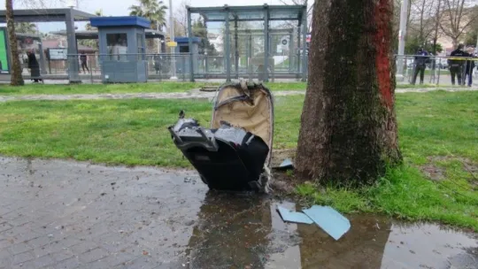 Ağaç dibine bırakılan şüpheli valiz tramvay seferlerini durdurdu