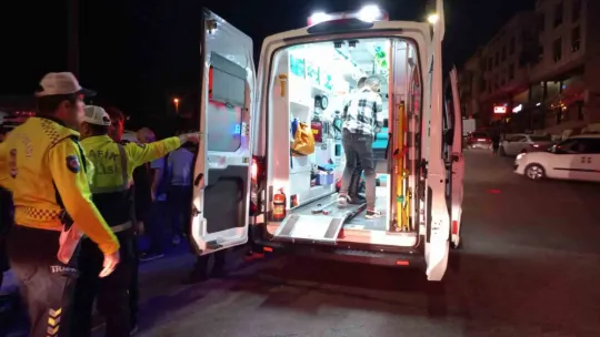 Kocaeli'de ağaca çarpan minibüs devrildi: 1'i ağır 3 yaralı