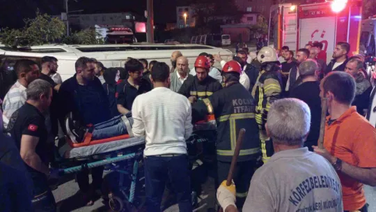 Kocaeli'de ağaca çarpan minibüs devrildi: 1'i ağır 3 yaralı