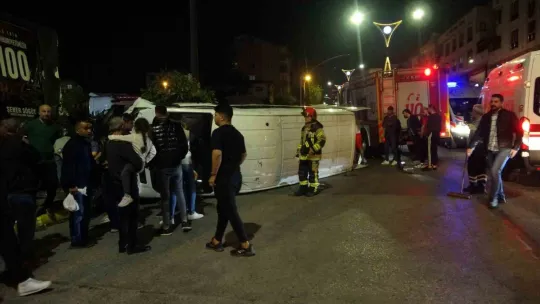 Kocaeli'de ağaca çarpan minibüs devrildi: 1'i ağır 3 yaralı