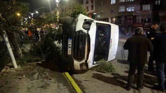 Kocaeli'de ağaca çarpan minibüs devrildi: 1'i ağır 3 yaralı