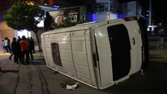 Kocaeli'de ağaca çarpan minibüs devrildi: 1'i ağır 3 yaralı
