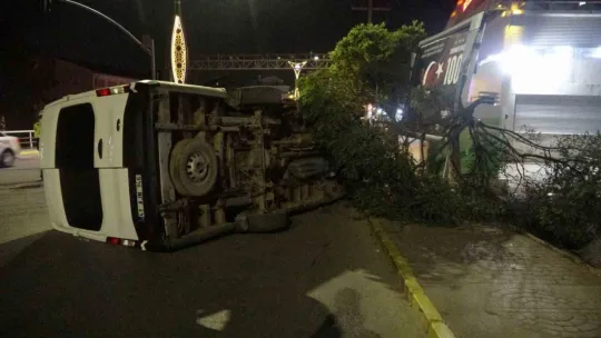 Kocaeli'de ağaca çarpan minibüs devrildi: 1'i ağır 3 yaralı