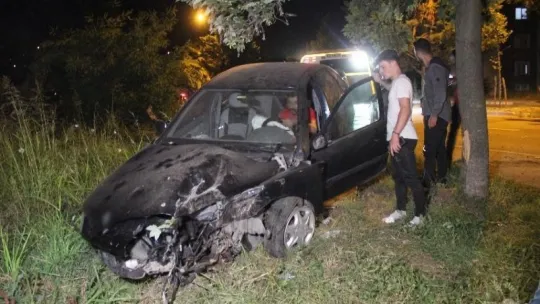 Otomobil sürücüsü ağaca çarptı