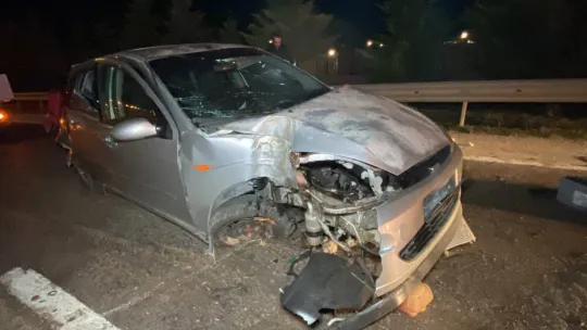 Otomobilin motoru yerinden fırladı: 1'i ağır 5 yaralı