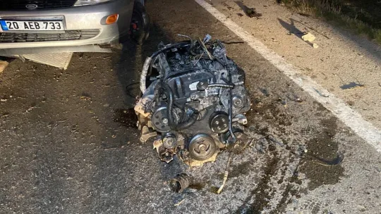 Otomobilin motoru yerinden fırladı: 1'i ağır 5 yaralı
