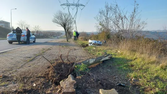 İzmit'te feci kaza! Ağaca çarptı, sürüklendi, savruldu