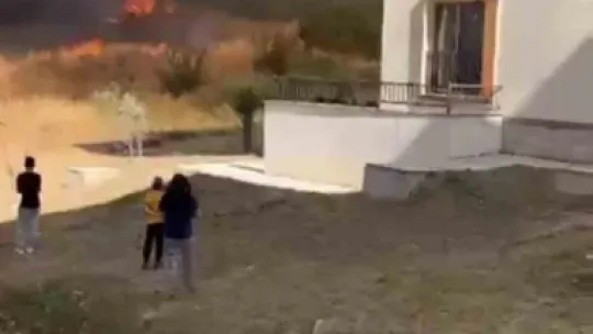 Ağaçlık alan ve gecekonduya sıçrayan yangın söndürüldü