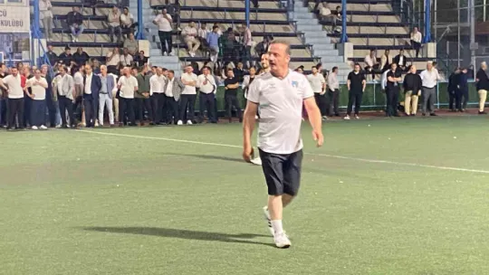 Ağıralioğlu, Kocaeli'de halı sahada maç yaptı