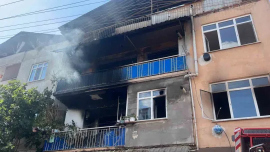 Ağlatan yangın: 1'i bebek 4 kişi dumandan etkilendi