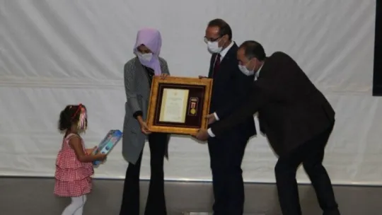 Ağrı şehidinin Devlet Övünç Madalyası 4 yaşındaki kızına verildi