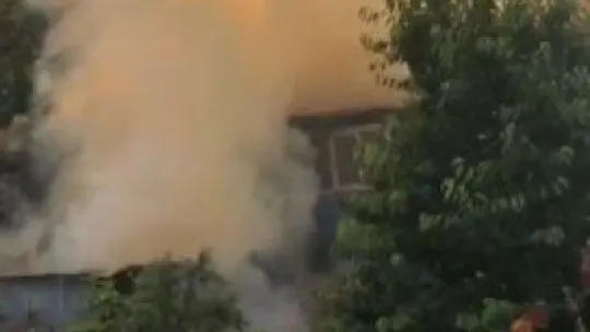 Ahırda çıkan yangın evi de küle çeviriyordu