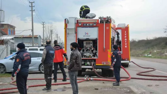 Ahşap işleme yapan iş yerinde yangın çıktı