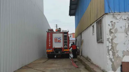 Ahşap işleme yapan iş yerinde yangın çıktı
