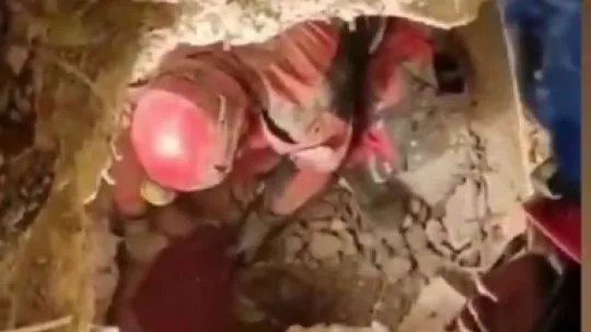 Ailesini enkazdan kurtaran ekipten arama kurtarma eğitimi aldı