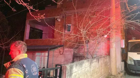 Ailesinin yaşadığı daireyi benzin döküp ateşe verdi