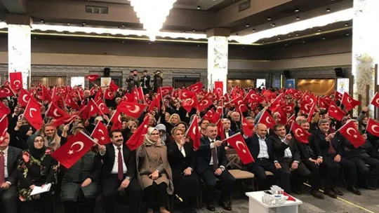Ak Parti'de müzik yok, bayraklı protesto var