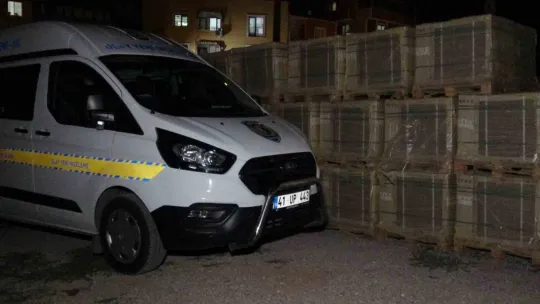 İnşaat malzemesi deposundaki malzemeler alev alev yandı