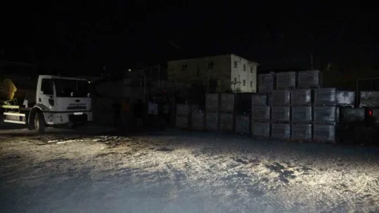İnşaat malzemesi deposundaki malzemeler alev alev yandı