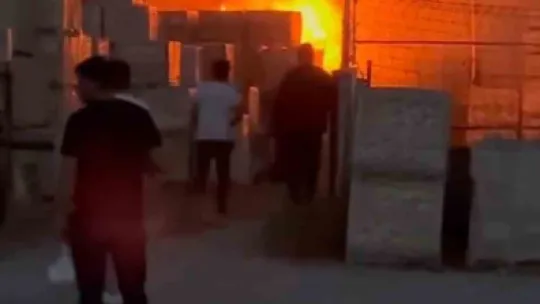 İnşaat malzemesi deposundaki malzemeler alev alev yandı