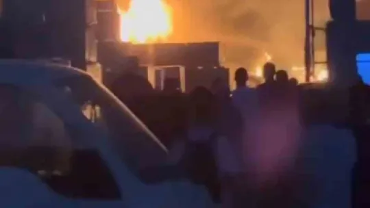 İnşaat malzemesi deposundaki malzemeler alev alev yandı