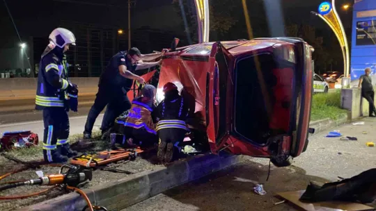 Akaryakıt istasyonuna dalan otomobil takla attı: 1'i ağır 2 yaralı