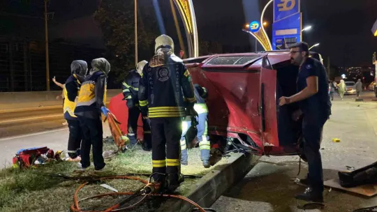 Akaryakıt istasyonuna dalan otomobil takla attı: 1'i ağır 2 yaralı