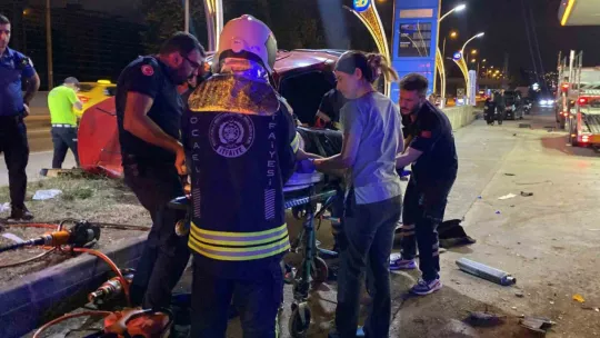 Akaryakıt istasyonuna dalan otomobil takla attı: 1'i ağır 2 yaralı