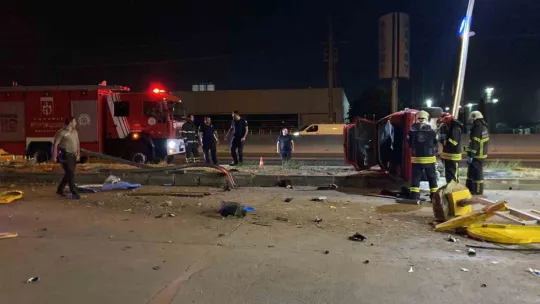 Akaryakıt istasyonuna dalan otomobil takla attı: 1'i ağır 2 yaralı