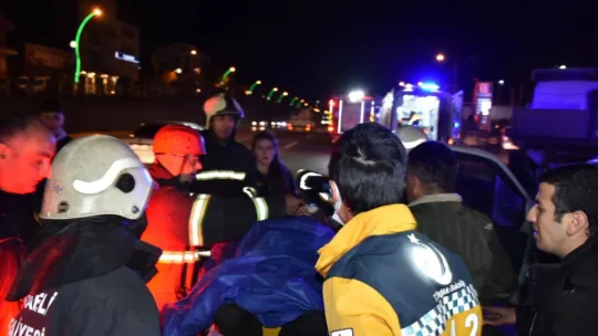 Tıra çarptı, 2'si ağır 4 yaralı var
