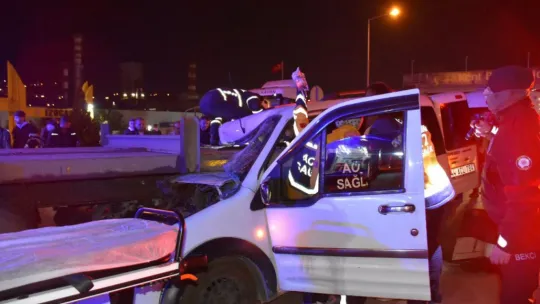 Tıra çarptı, 2'si ağır 4 yaralı var
