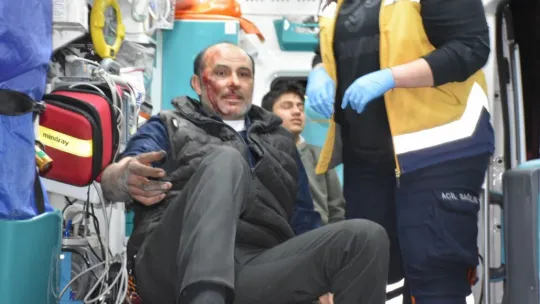Tıra çarptı, 2'si ağır 4 yaralı var