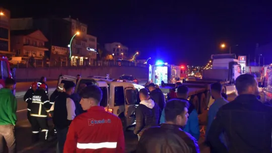 Tıra çarptı, 2'si ağır 4 yaralı var