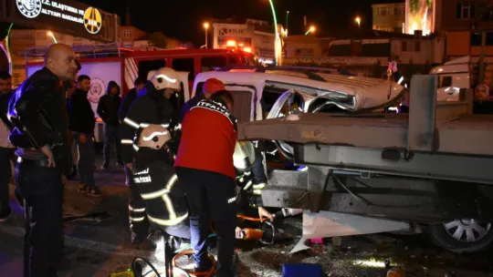 Tıra çarptı, 2'si ağır 4 yaralı var