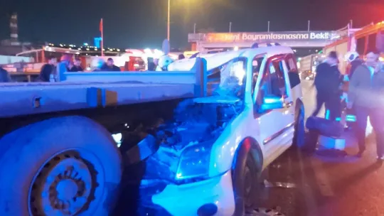 Tıra çarptı, 2'si ağır 4 yaralı var