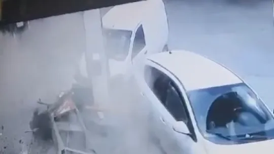 Akaryakıt istasyonunda korkutan kaza kamerada