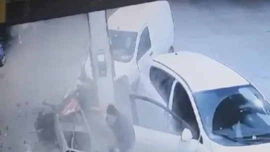 Akaryakıt istasyonunda korkutan kaza kamerada