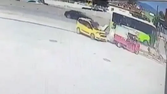 Akaryakıt istasyonundaki feci kaza kamerada