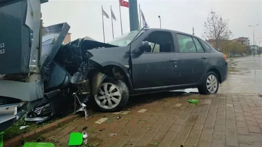 Akaryakıt istasyonunun fiyat panosuna daldı