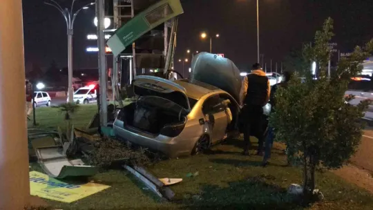 Akaryakıt istasyonunun fiyat tabelasına çarptı