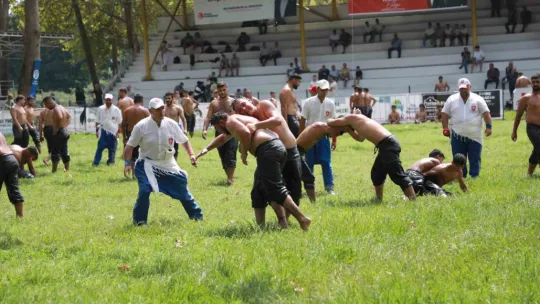 Akbalık Yağlı Güreşleri'nde 600 pehlivan ter döküyor