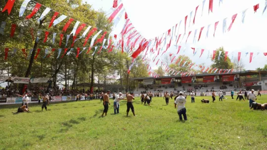 Akbalık Yağlı Güreşleri'nde 600 pehlivan ter döküyor