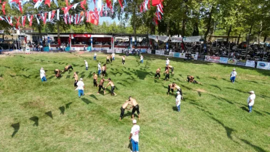 Akbalık Yağlı Güreşleri'nde 600 pehlivan ter döküyor