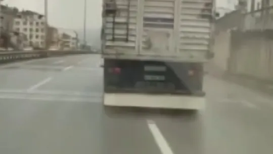 Akıllara durgunluk veren trafik terörü: Delikanlıysanız durun!