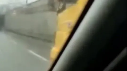 Akıllara durgunluk veren trafik terörü: Delikanlıysanız durun!