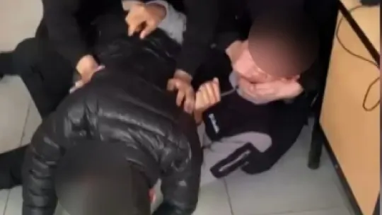 Akran zorbalığı bir anneyi böyle ağlattı