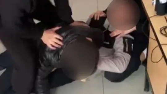 Akran zorbalığı bir anneyi böyle ağlattı