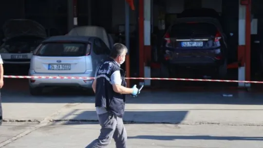 Alacaklısını elindeki tabanca ile kovalarken 3 kişiyi vurdu