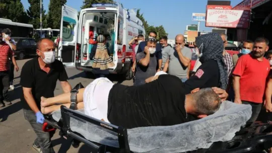 Alacaklısını elindeki tabanca ile kovalarken 3 kişiyi vurdu