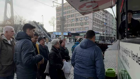 Aldığı hisseler çakılınca, patron gitsin diye lokma dağıttı